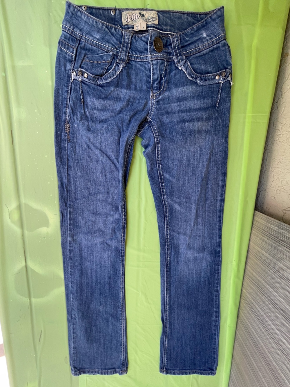 LOW RISE BOOT LEG JOLT JEANS WITH EMBROILED FLAP POCKETS LIGHT SIZE 1 JUNIORS - Picture 5 of 15